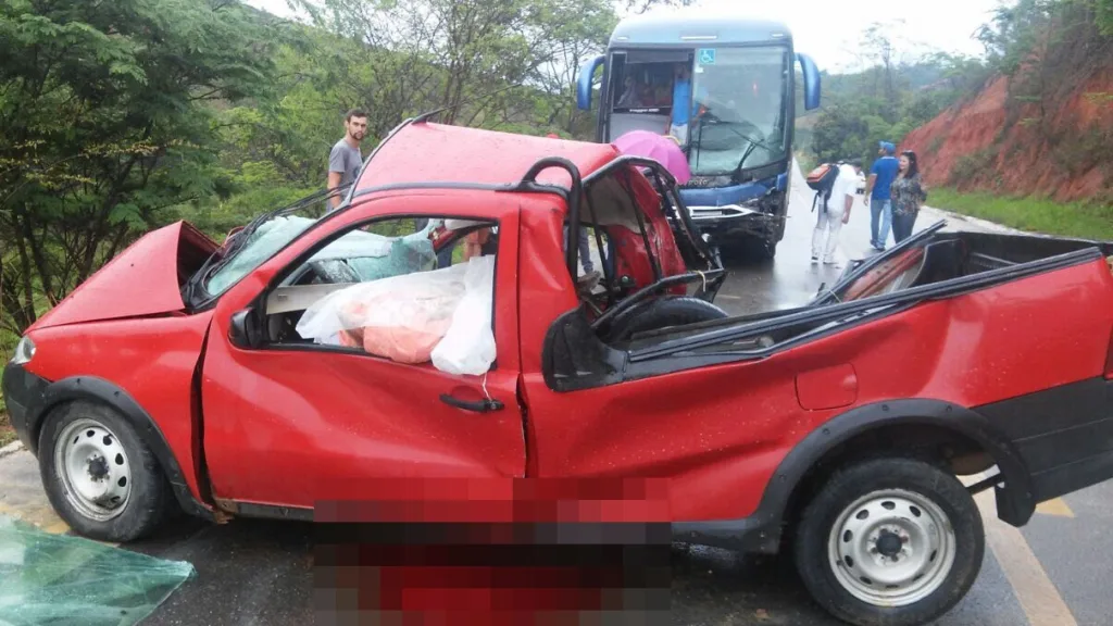 Casal morre em acidente envolvendo ônibus em São Domingos do Norte