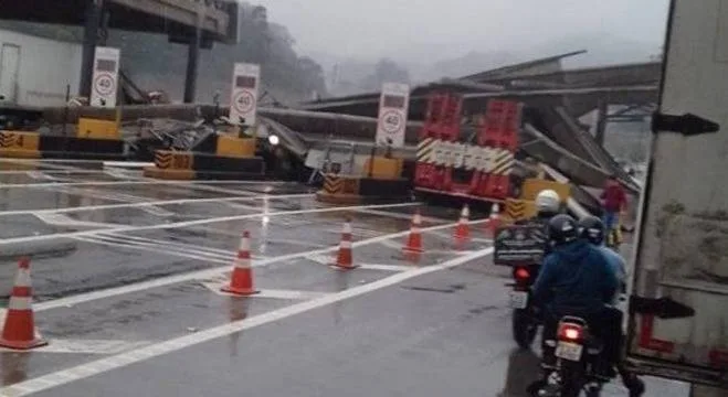 Parte de pedágio desaba na Rodovia dos Bandeirantes após colisão