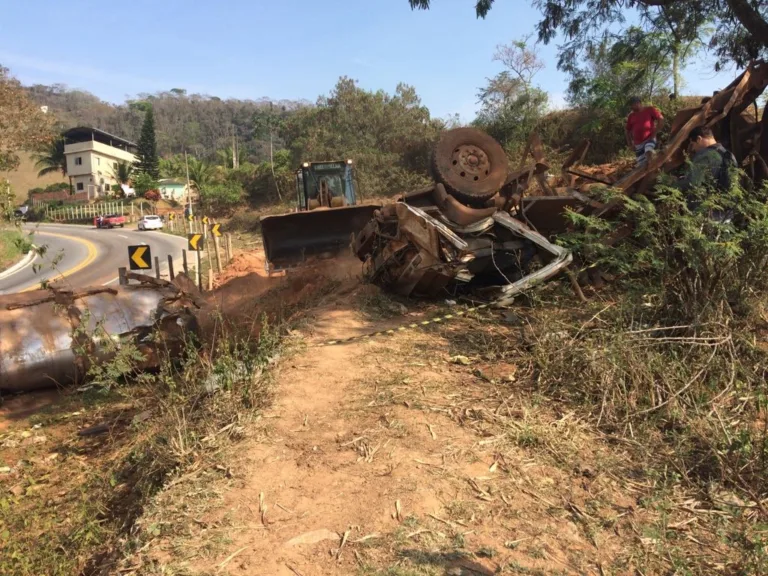 Motorista morre após acidente com caminhão de leite na BR-482 em Alegre