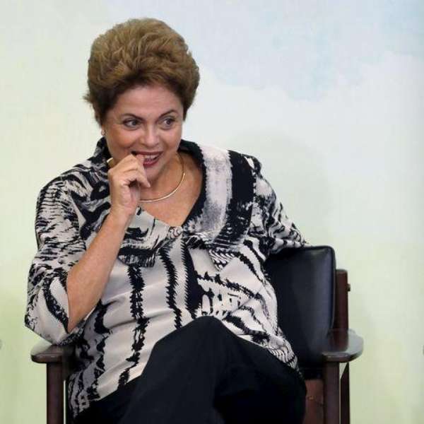 Dilma ironiza e diz que é solidária com quem 'pode cair'