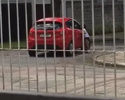 Vídeo mostra desespero de menina ao ser deixada pela mãe na rua