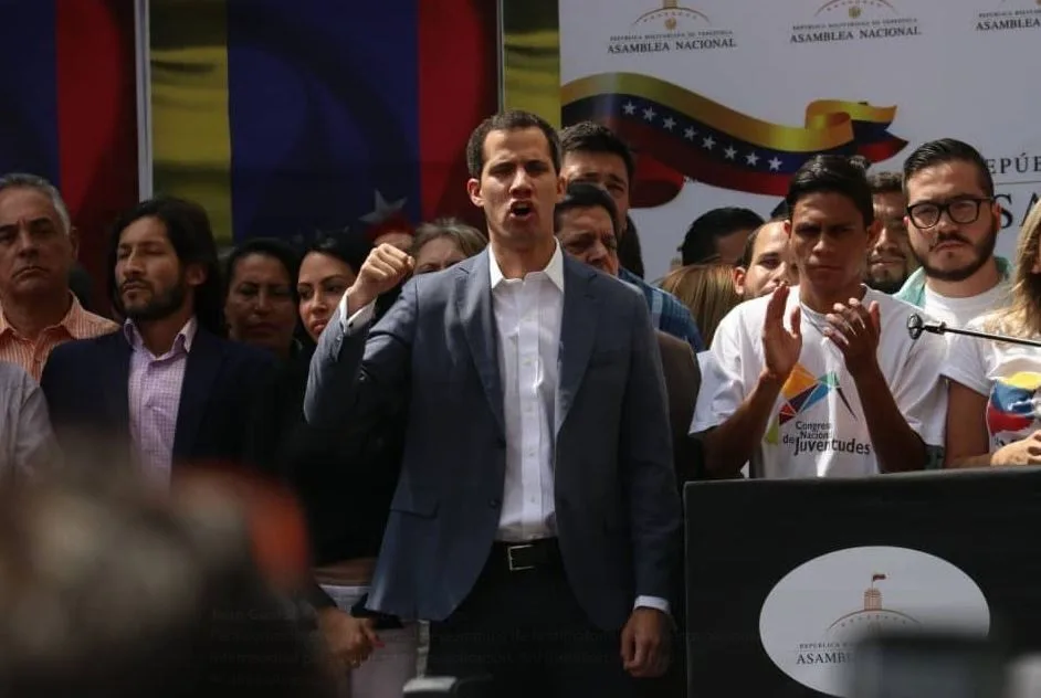 Guaidó mobiliza parte dos militares, mas Maduro sufoca protestos e resiste