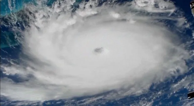 Tempestade Tropical 'Laura' ganha força, torna-se furacão de categoria 1 e segue pelo Golfo do México