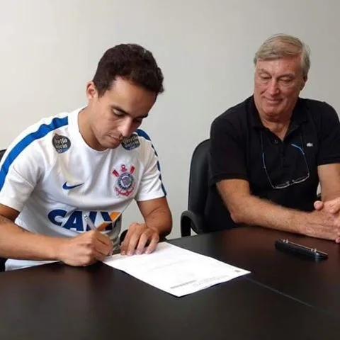 Jadson assina contrato e é oficializado no Corinthians