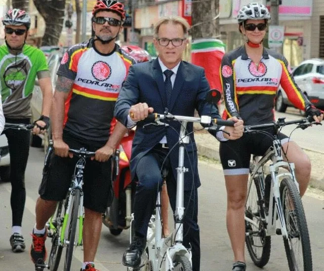 Para não quebrar costume de 12 anos, prefeito eleito de Colatina vai à posse de bicicleta