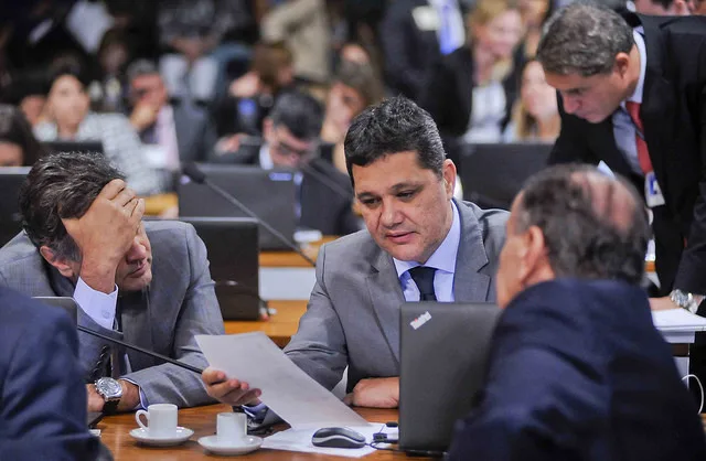 Senador capixaba quer barrar reajuste do salário dos ministros do STF