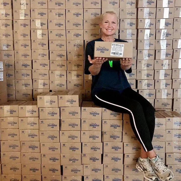 Xuxa doa 300 mil sabonetes para comunidades carentes e manda recado: 'Que seja um gesto copiado por muitas empresas'