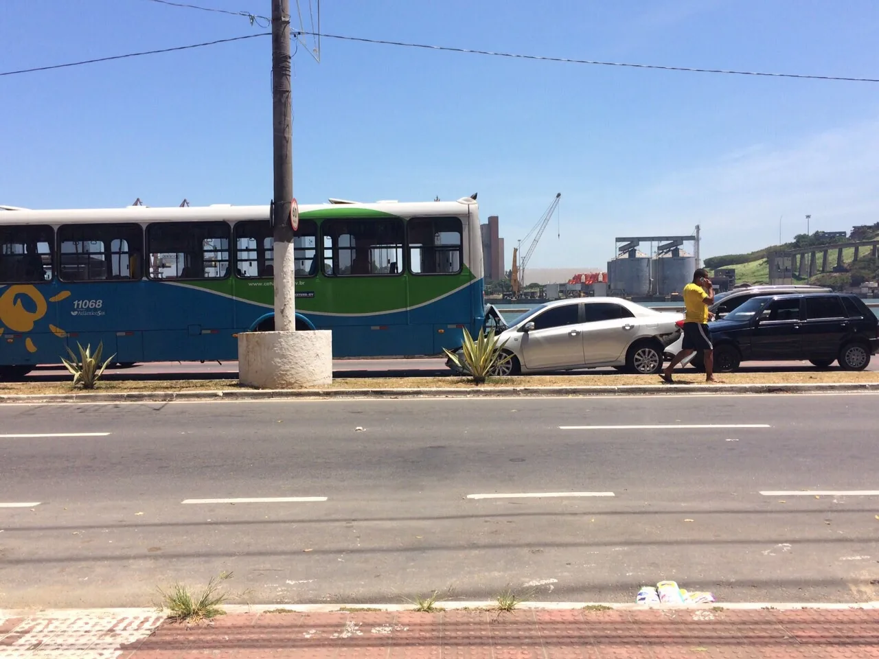 Carro bate em ônibus e gera colisão tripla em avenida de Vitória