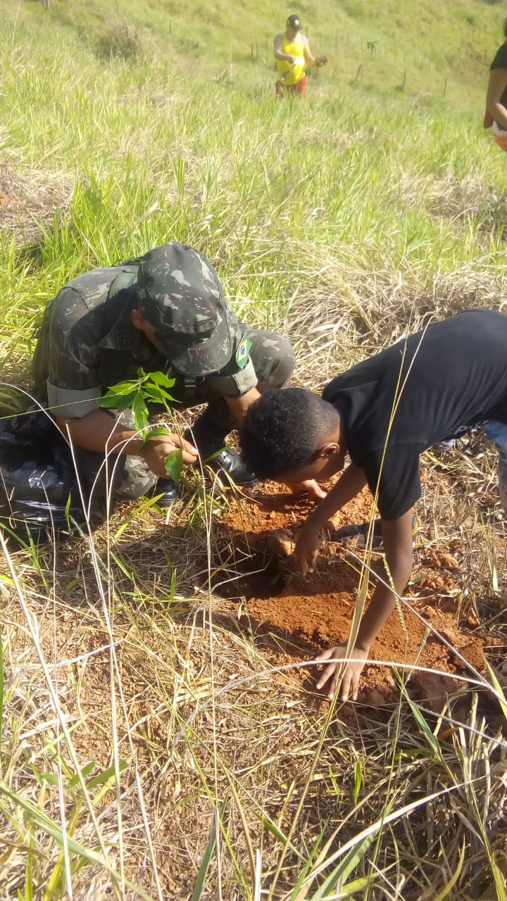 Área de nascente recebeu plantio de mudas em caminhada ecológica