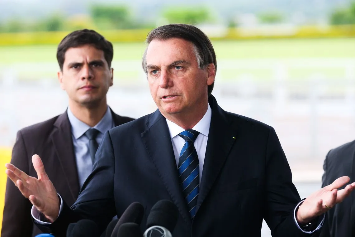 O presidente Jair Bolsonaro fala à Imprensa e os indios da da etinia Matuxi da Raposa Serra do Sol , Irisnaide de SouzaJonas e Marcolino de Souza no Palácio da Alvorada