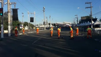 Bloco da limpeza! Após desfiles, garis fazem retirada de lixos no Sambão do Povo