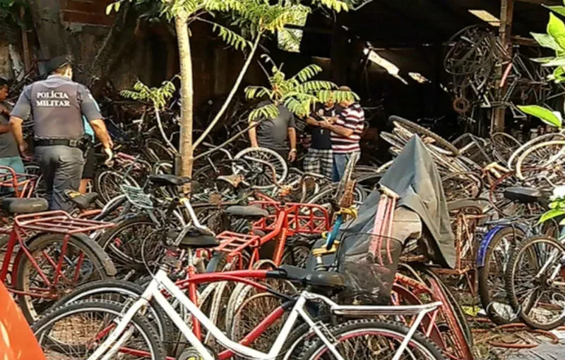 Polícia interdita galpão suspeito de servir como ponto de desmanche de bicicletas em Vila Velha