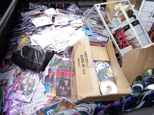 Fábrica clandestina de CDs e DVDs piratas é fechada em Vitória