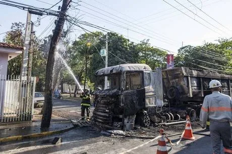 SP – QUADRILHA-EXPLODE-PRÉDIO-EMPRESA-VALORES – GERAL – Quadrilha explode prédio de empresa de valores e mata policial civil em Araçatuba (SP), na madrugada desta segunda-feira (16). Segundo a polícia, cerca de 30 criminosos atearam fogo em veículos bloqueando a saída de viaturas do quartel da Polícia Militar, que fica perto do local do roubo. Criminosos também […]