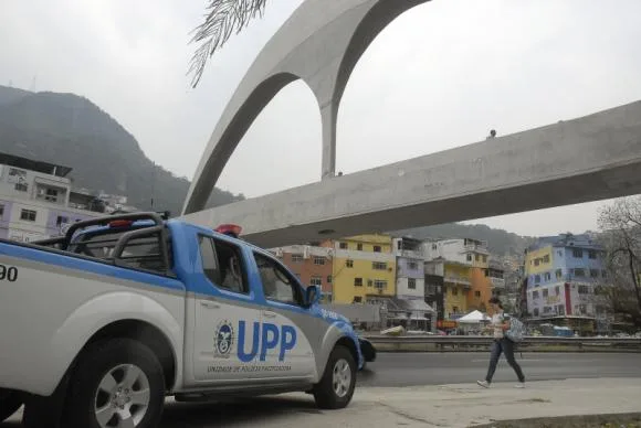 Mais da metade de policiais de UPPs dizem ter sido hostilizados pela comunidade