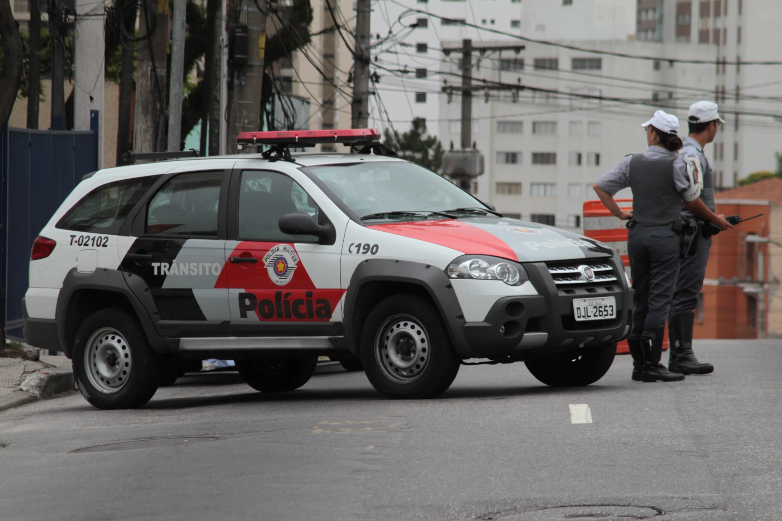 SP – SÃO PAULO/POLICIAL MILITAR É BALEADO – GERAL – Policial Militar é baleado na cabeça, na manhã deste sábado (03), na Rua Dr. Zukim, em Santana, zona norte de São Paulo (SP). De acordo com policiais militares, o homem estava indo para o trabalho quando dois homens em uma moto dispararam contra ele. 03/11/2012 […]