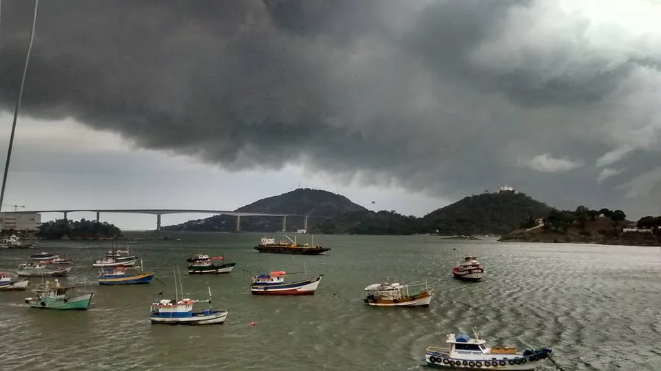 Chuva e ventos fortes assustam moradores do Espírito Santo