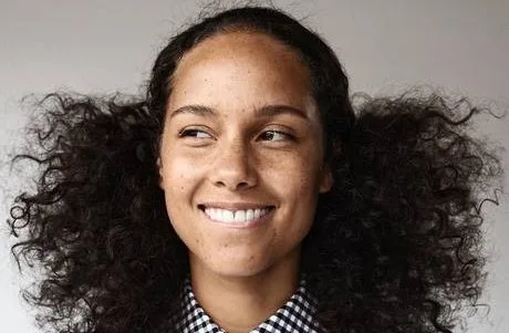 Alicia Keys anuncia que não usará mais maquiagem