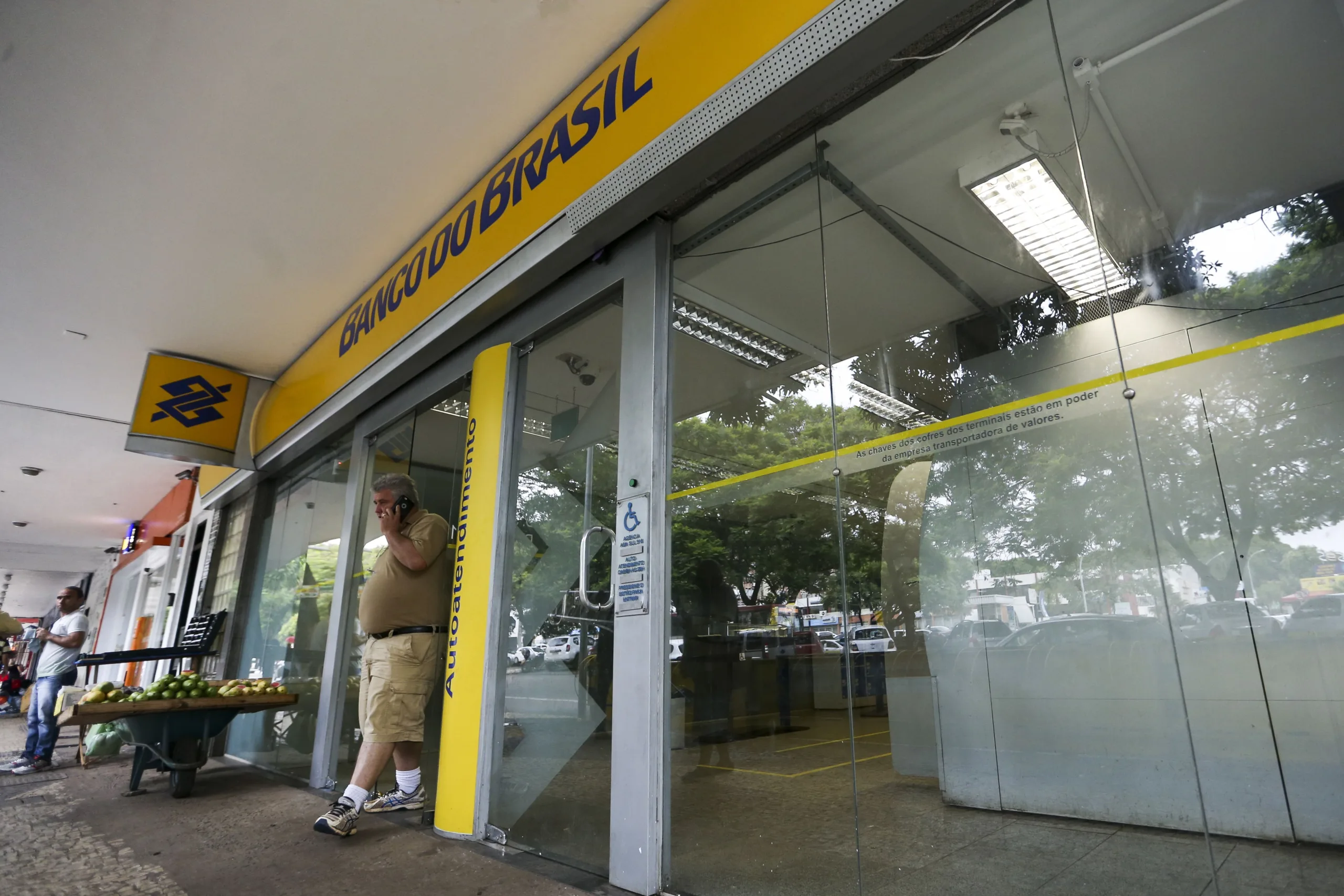 Brasília – O Banco do Brasil vai fechar agências bancárias, ampliar o atendimento digital, lançar um plano de aposentadoria incentivada e propor redução de jornada de trabalho para parte dos funcionários (Marcelo Camargo/Agência Brasil)