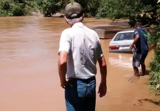 Veículo furtado é encontrado dentro do rio Itapemirim na zona rural de Cachoeiro