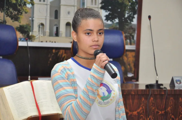 Aluna de escola pública do interior de Guaçuí lança livro de poesia