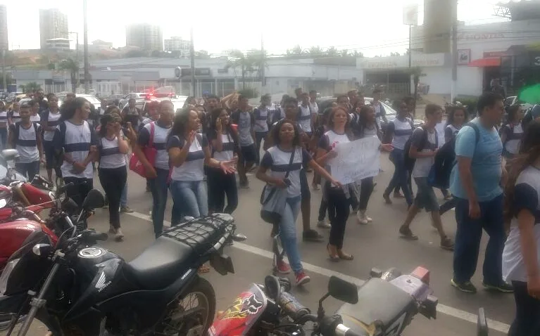 Estudantes realizam novas manifestações contra a PEC 241 em Vitória e Vila Velha