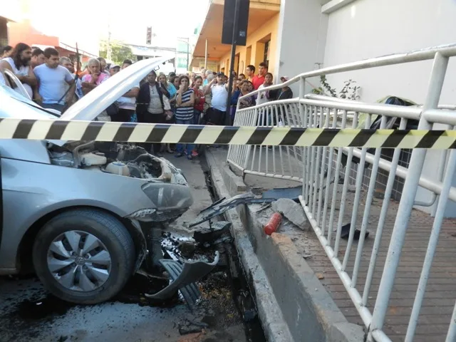 Carro desgovernado desce ladeira e mata ciclista atropelado no Sul do Espírito Santo