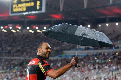 Sob forte temporal, Flamengo vence Vasco em clássico violento no Maracanã