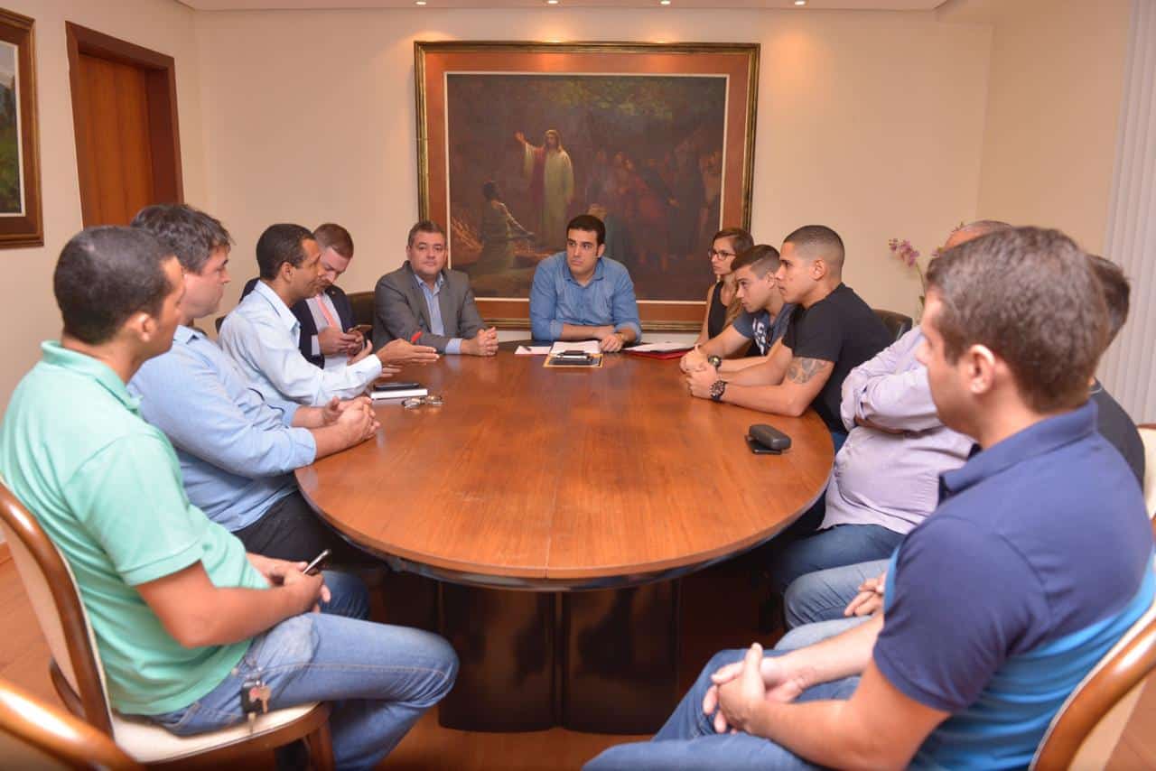 Erick Musso articula contratação de concursados da PM e Bombeiros