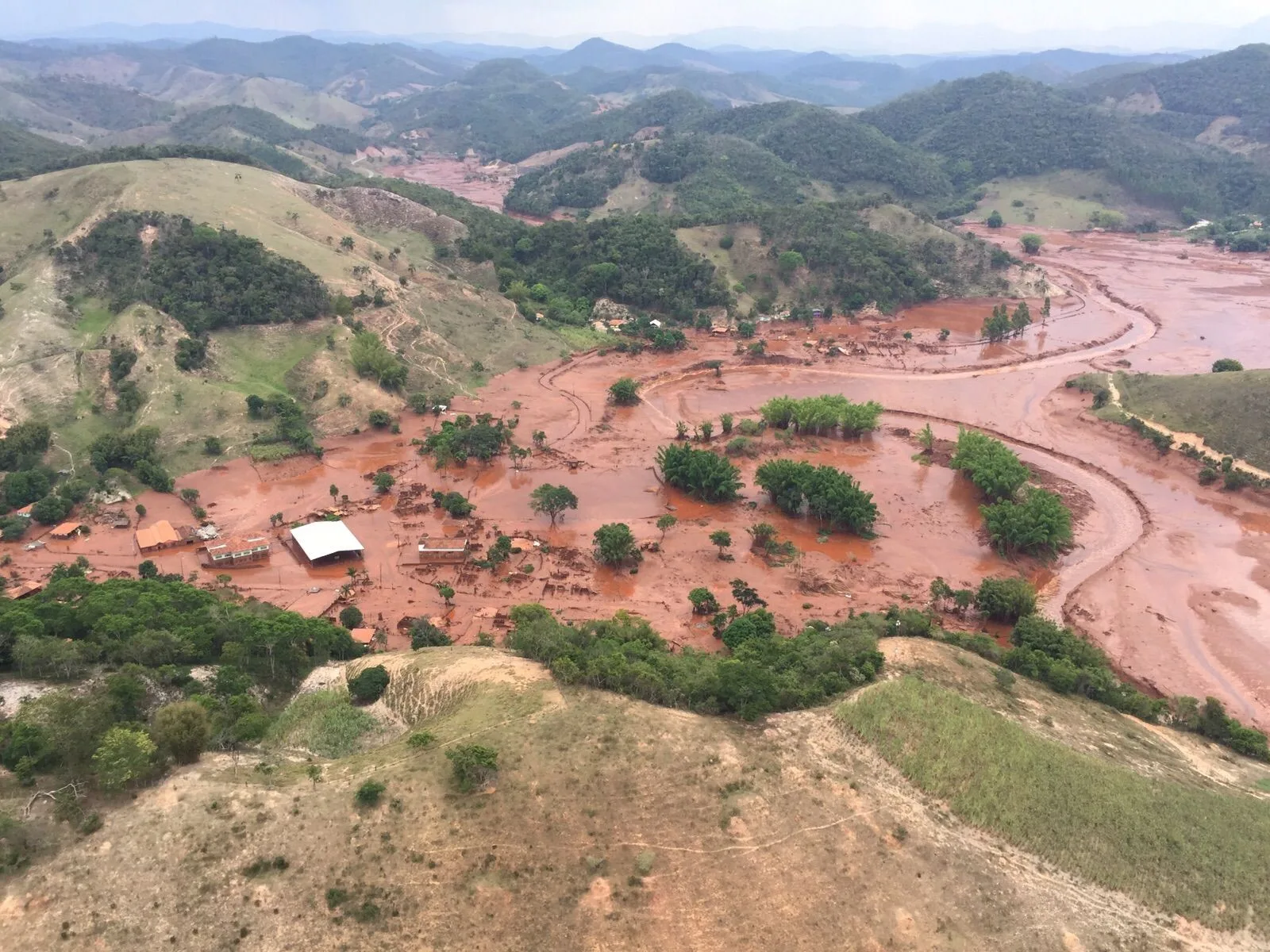 Mariana (MG) – barragem pertencente à mineradora Samarco se rompeu no distrito de Bento Rodrigues, zona rural a 23 quilômetros de Mariana, em Minas Gerais (Corpo de Bombeiros/MG – Divulgação)