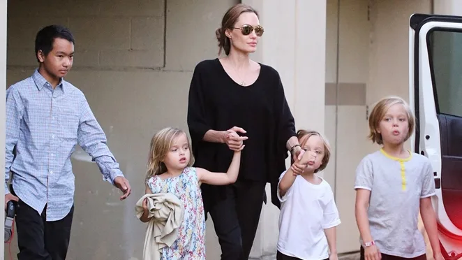 Angelina Jolie pode perder guarda dos filhos se limitar contato deles com o pai