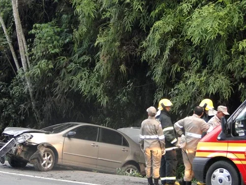 Carro é achado caído em valeta após bater em pedra em Marechal Floriano