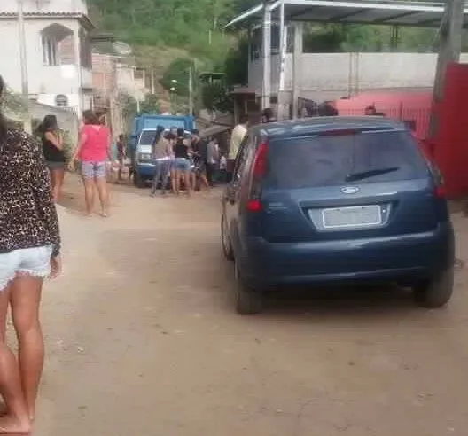 Vídeo: idosa agride cachorro a pauladas e vai parar na delegacia em Cachoeiro