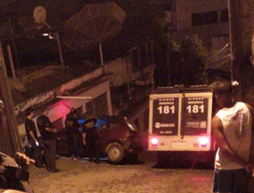 Adolescente é assassinado a tiros dentro de veículo em Cachoeiro