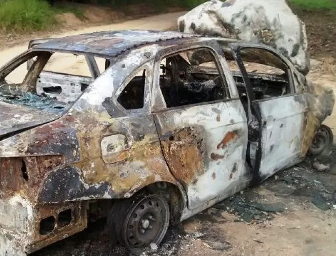 Dupla é presa após táxi roubado pegar fogo em Linhares