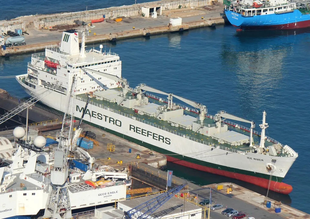 Tripulante morre em navio das Ilhas Marshall e embarcação precisa atracar em Vitória