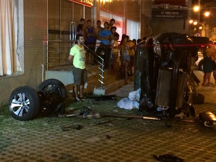 Rapaz morre após capotar com carro em Vila Velha depois do jogo da seleção