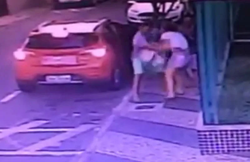 Vídeo mostra bandidos assaltando mulher no meio da rua em Jardim Camburi