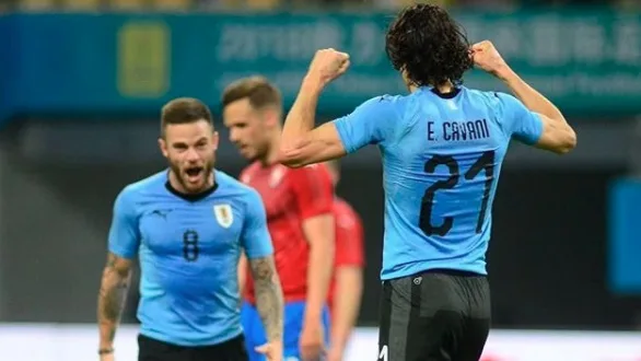 Treinador do Uruguai deixa em aberto a escalação de Cavani