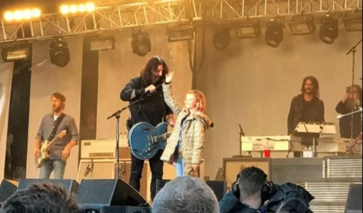 Em show, Foo Fighters mostra nova música e filha de Dave Grohl toca bateria