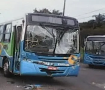 Sete pessoas ficam feridas após acidente entre ônibus e caminhão em Cariacica