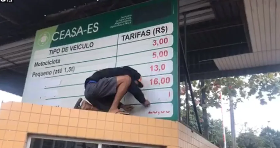 Em protesto contra aumento de tarifas, trabalhador sobe em muro e tira preços de placa na Ceasa