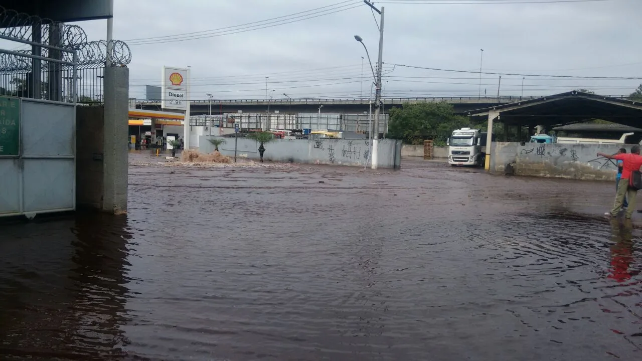 Vazamento de água deixa rua completamente alagada e complica o trânsito em VV