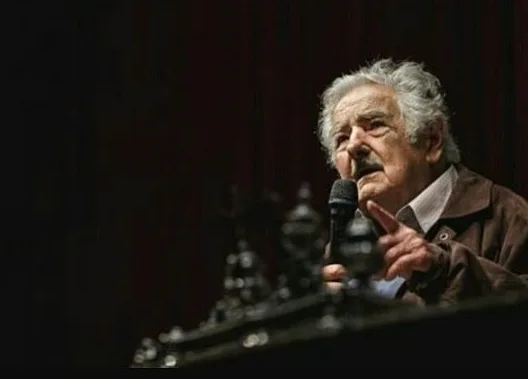 'Não se pode ficar na frente dos blindados', diz Mujica sobre atropelamentos na Venezuela