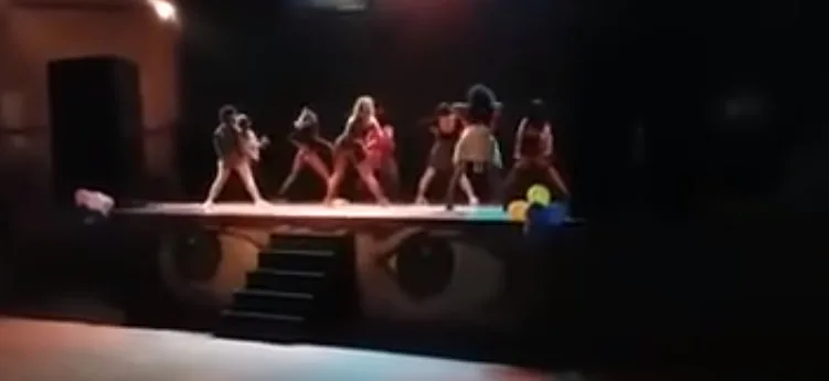 Mãe fica desesperada ao ver a filha dançando funk na escola: 'Tifany, desce daí!'