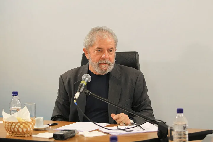 Eventos envolvendo Lula elevam ainda mais incerteza política no Brasil, diz Fitch