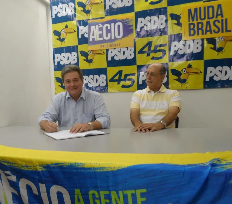 Luiz Paulo assina livro de candidatura e defende apoio a Casagrande