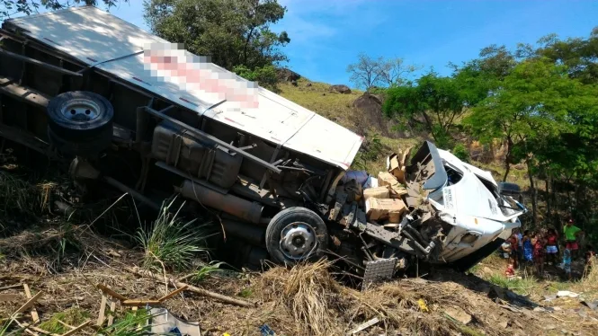 Caminhão carregado de carne tomba na ‘Curva da Morte’ em Cachoeiro