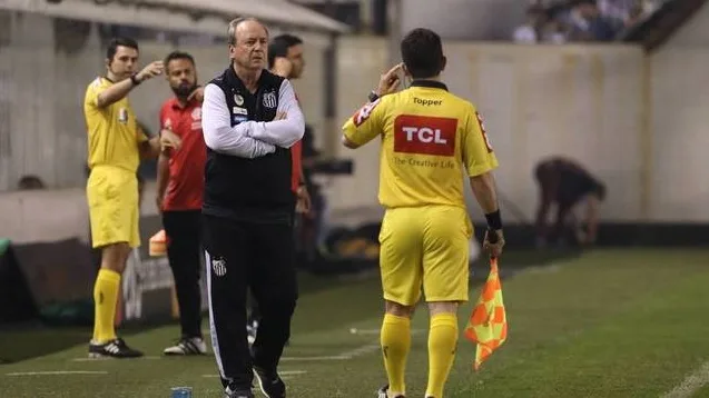 Levir Culpi durante o jogo entre Santos e Flamengo realizado no Estádio Urbano Caldeira, a Vila Belmiro, localizado em Santos, SP. A partida é a segunda válida pelas Quartas de Final da Copa do Brasil 2017.