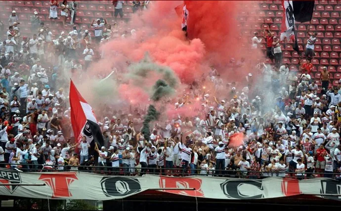 Torcida do São Paulo vai a CT para apoiar elenco em meio a crise política